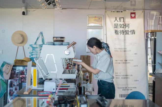 女嫁到丽江后竟拿屋顶来赚钱！尊龙凯时网【读本头条】重庆美(图2)