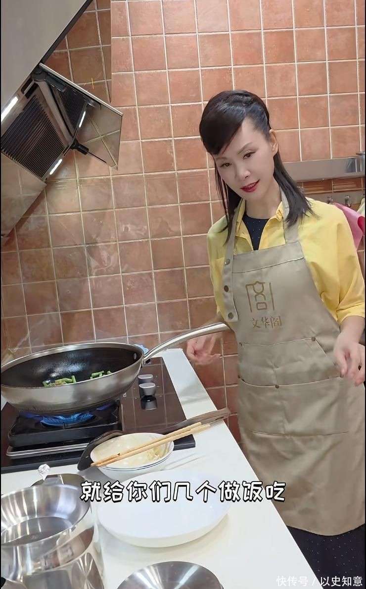 别墅做饭颠勺打蛋样样精通二婚老公年轻帅气人生就是博-尊龙凯时59岁于文华在北京(图3)
