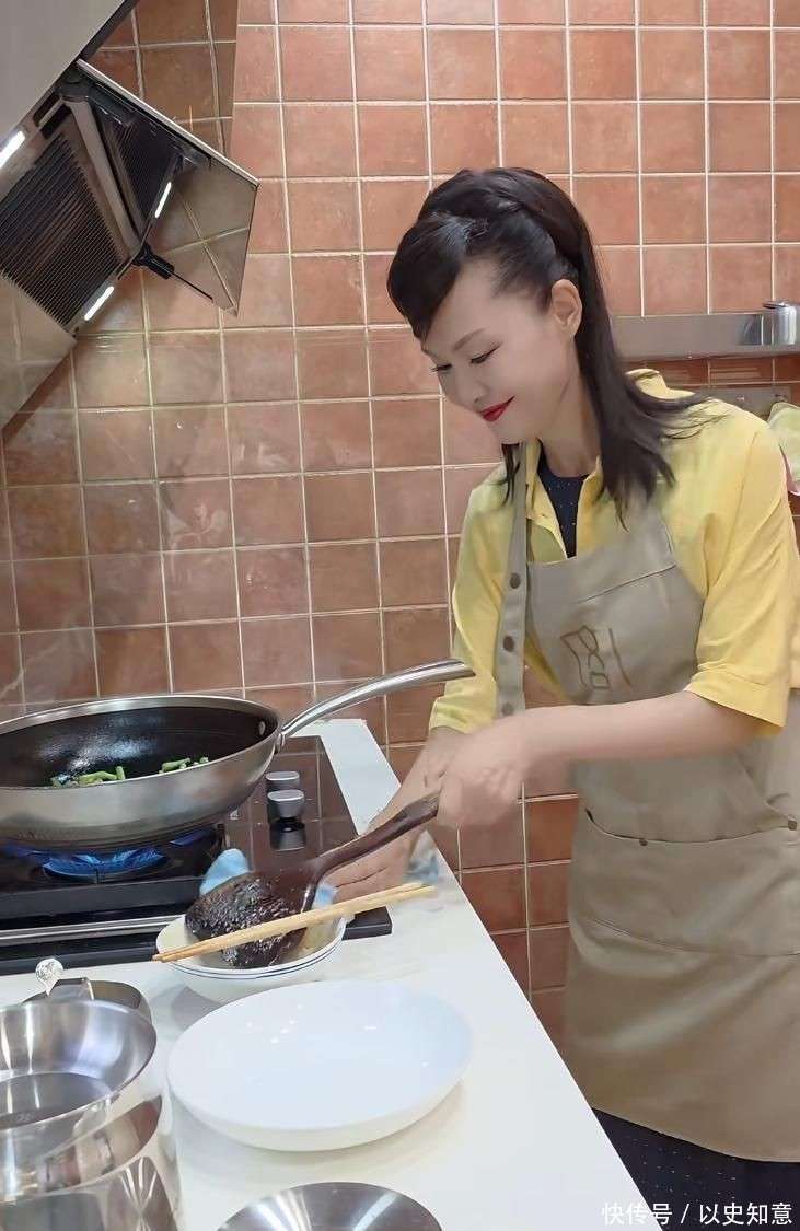 别墅做饭颠勺打蛋样样精通二婚老公年轻帅气人生就是博-尊龙凯时59岁于文华在北京(图9)