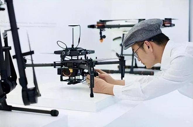 全球领着大疆硬刚美国身价直逼500亿！z6尊龙网站登录入口汪滔：八年持续登顶(图2)