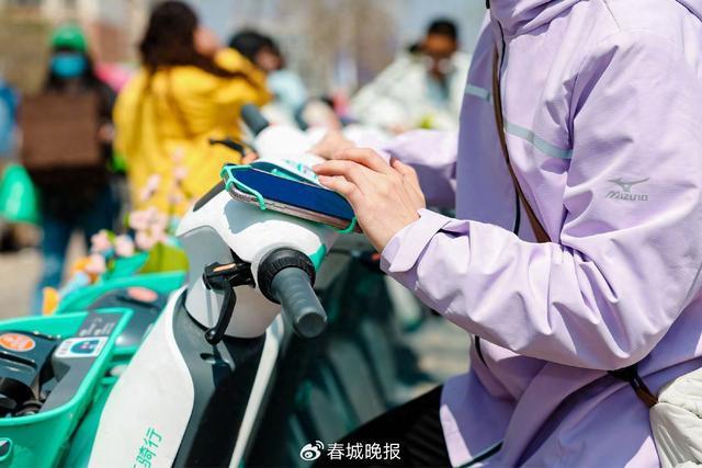 支架”再升级提升昆明用户骑游体验z6尊龙网站滴滴青桔电单车“手机(图3)